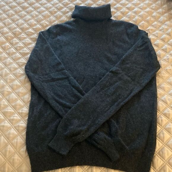 Neiman Marcus Woman’s 100% Cashmere Turtleneck Sweater in Black. Size Small. - Picture 1 of 5